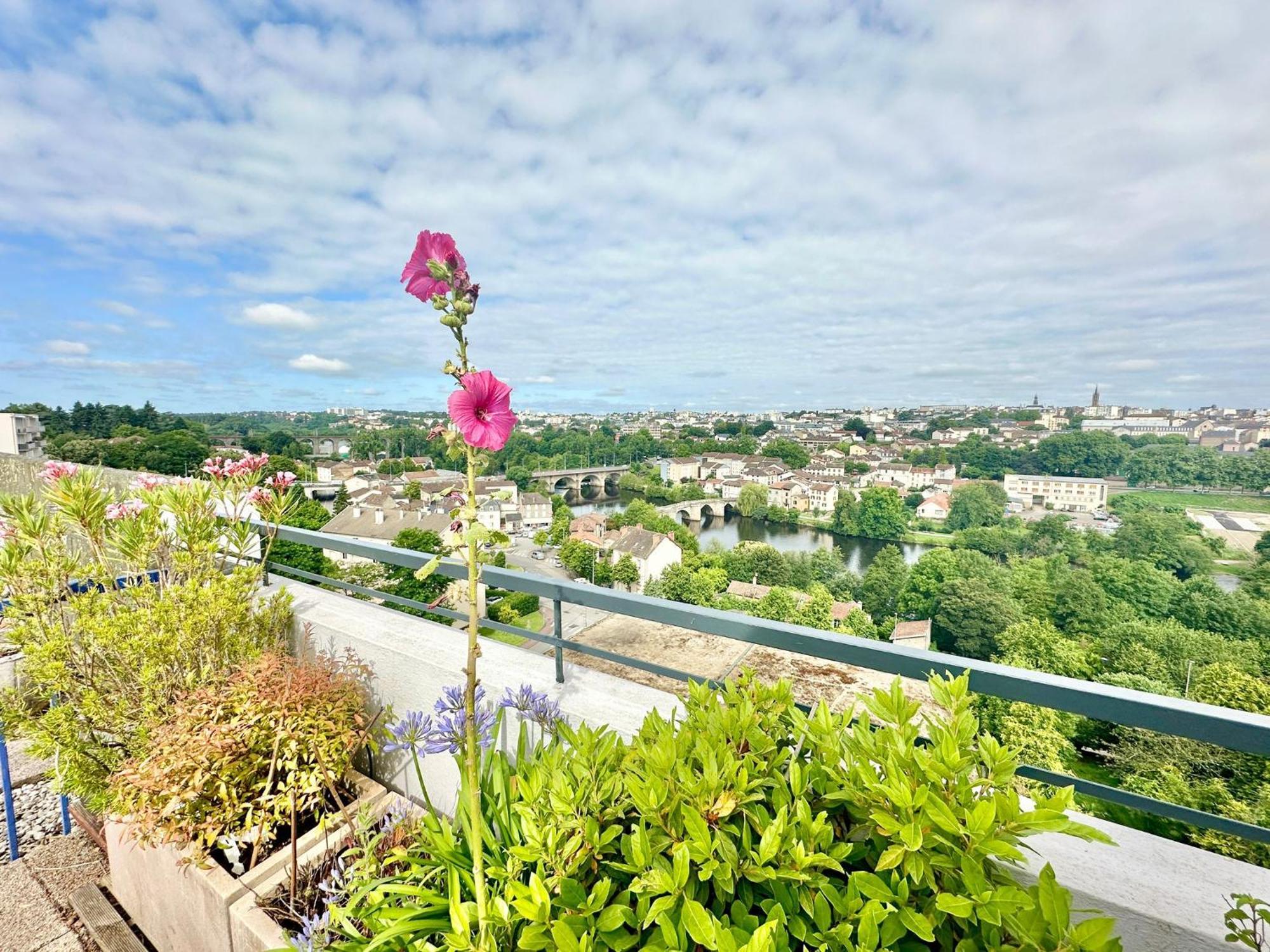 リモージュLe Panoramique, Splendide Avec Vue Sur La Vienneアパートメント エクステリア 写真